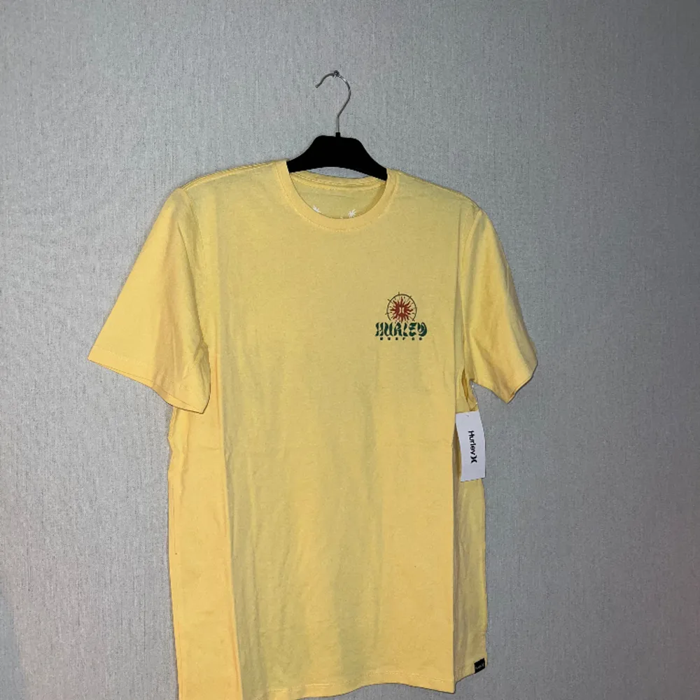 Helt ny T-shirt från ASOS. Då returtiden har passerat  Ny pris 499 kr. T-shirts.