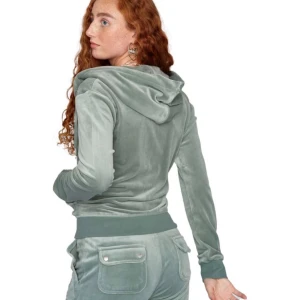  juicy couture tröja - Intressekoll på min  juicy couture tröja i storlek S❤️ säljer då jag råka köpa mitt set i olika färger, och ej kommer till användning. lite av J’et på dragskedjan har gått av & metall grejerna på snörena, så är därför billigt🩷 skriv till mig privat❤️