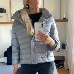 Herno liknande jacka!😍 - OBS det kommer fler så in o följ💋 as snygg jacka i grå/beige med guldknappar. Storlek L men väldigt liten så passar xs/s. Trekvartsärmad men med muddar som går o vika in (se sista bilden) tryck gärna köp nu!