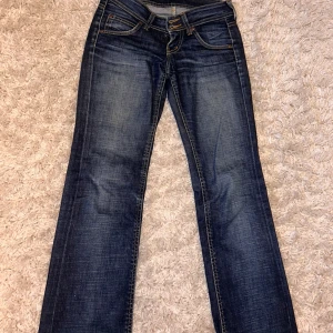 Lågmidjade jeans  - Super snygga lågmidjade jeans från lee, storlek Xs/ S ungefär💓 inga defekter, hör av dig vid frågor eller fler bilder 
