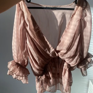Volang blus  - Genomskinlig volang blus från boohoo i använd skick. Passar någon som har storlek 38🤍