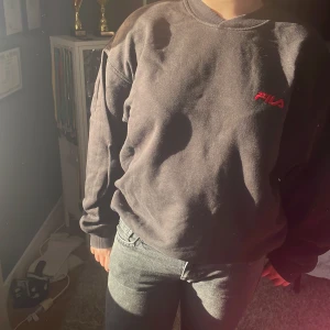 Fila tröja - Tröjan e svartgrå andvänd 5-10 gånger 