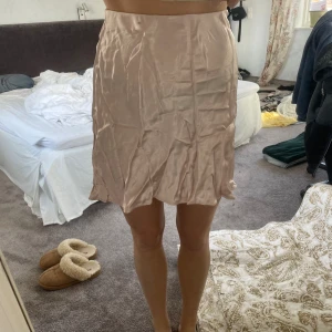 Ljusrosa siden kjol  - Aldrig använd men behövs strykas! 