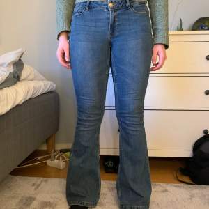 Blåa lågmidjade jeans från Vero Moda, fint skick. 🩷ordinarie pris 500kr. Priset går att diskuteras. 