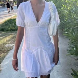 Populär zara klänning - Köptes här på Plick men passa inte, kan också tänka mig byta om ni har en s-m och vill ha en xs, köptes för 600