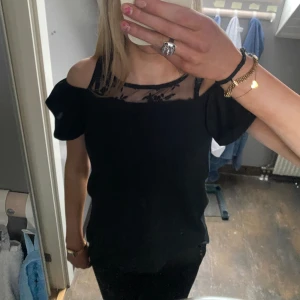 Blus - Super fin svart blus till sommaren💗