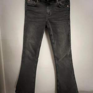 Jättefina svarta jeans från Gina tricot. Inga defekter och sällan använda, och det är även därför jag säljer. Priset kan diskuteras. Skriv för med bilder!💕(nypris 359kr)