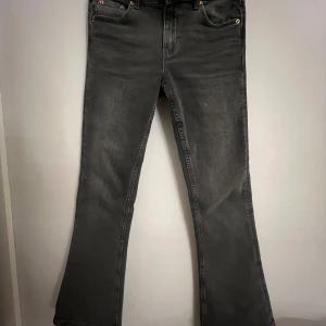 Svarta jeans - Jättefina svarta jeans från Gina tricot. Inga defekter och sällan använda, och det är även därför jag säljer. Priset kan diskuteras. Skriv för med bilder!💕(nypris 359kr)