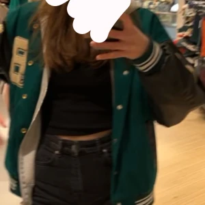 Snygg jacka från Aelfric Eden - Bra skick och använd fåtal gånger. Storlek M men passar mig som har storlek S och sitter inte jätteoversized. Nypris 1100 kr. 