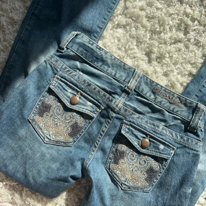 Lågmidjade Bootcut jeans guess - Så snygga blå jeans i storlek 27 från Gues, fint skick! Inga bilder på då de är för stora. Innerbenslängd 83 midjemått:37 (x2) + stretch. Vill du köpa trycker du på köp nu, jag postar inom 24h