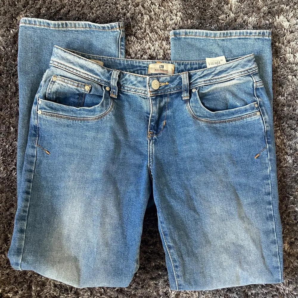 super fina ltb jeans”valerie”. säljer då dom är för stora på mig. skriv till mig innan du trycker köp nu 💕🙏. Jeans & Byxor.