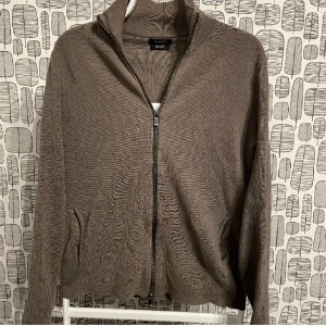 Massimo dutti fullzip - Tja, jag säljer nu min massimo dutti fullzip som inte passar mig. Skicket är hundra procent 9,5/10. Inga deffekter alls. Vid fler frågor eller funderingar är det bara att skriva (obs färgen på tröjan är oliv grön) 😁 tröjan har mycket att ge