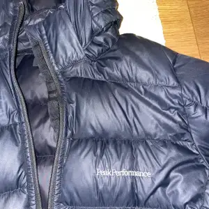 Säljer mig peak jacka då jag inte har användning av den längre, den är inte sliten alls och inte hål eller så. 