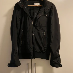  svart jacka  -  Säljer denna svarta jacka då jag har en annan 