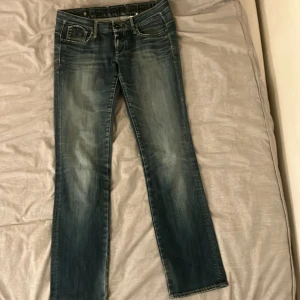 Lågmidjade blå jeans - 81 cm innebenslängd. 90 cm i midje mått. Köpta second hand. Storlek 30. Märke G-STAR. Säljer eftersom de inte passade mig. Frakten ingår inte i priset.