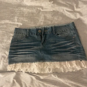 Jeans kjol - Söt jeans kjol med volanger, har en liten fläck men inget man lägger märket till vid användning!❤️