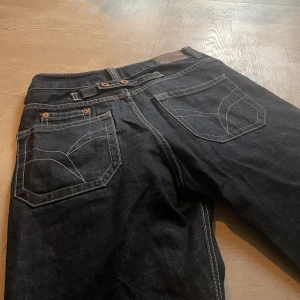 R>>> Flared Jeans - Snygga jeans i bra skick, vita sömmar, mörka byxor. Lite bootcut/flared.