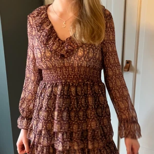 Klänning - Jättefin klänning från zara perfekt till finare tillfällen💖💛