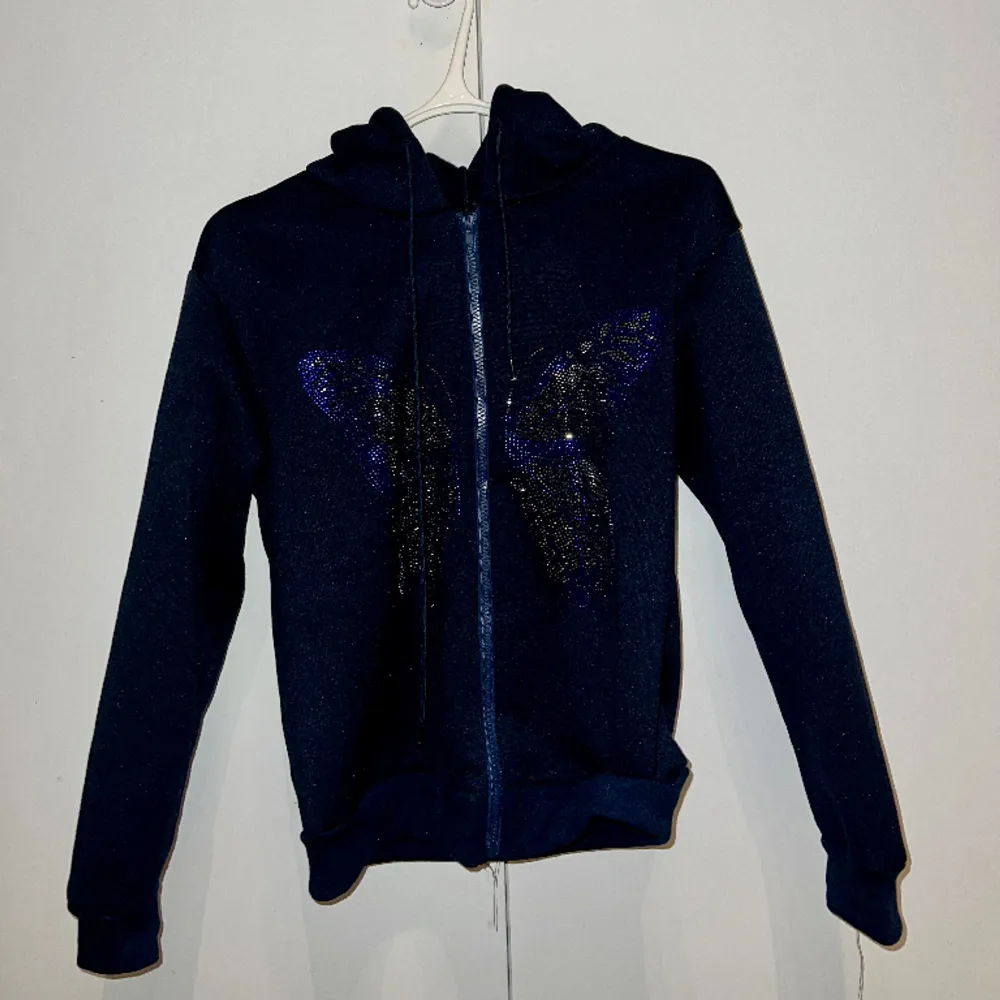 Mörkblå/svart hoodie med luva och en glittrig fjärilmotiv 3D STRL S. Hoodies.