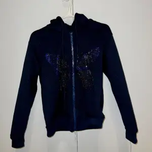 Mörkblå/svart hoodie med luva och en glittrig fjärilmotiv 3D STRL S
