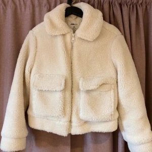 Teddyjacka - En jättefin teddyjacka, passar perfekt nu till våren! 