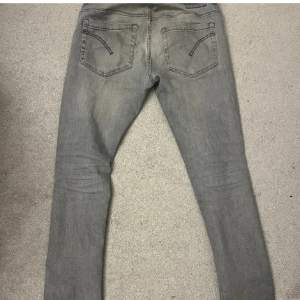 Tjena! Säljer ett par Dondup jeans i Storlek 32. Toppen skick på Jeansen, nypris runt 3200 kr. Knappt använda. Frågor eller funderingar bara o fråga👍 Går gärna ner i pris vid en snabb affär