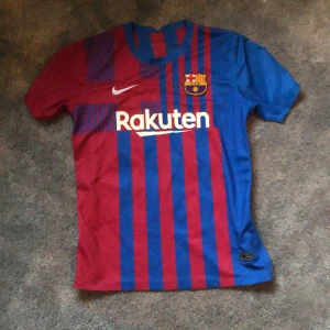 Barca tröja - Mycket fin Barca tröja, utan namn på ryggen men o ksp utan defekter. Det är mycket bra skick o den passar perfekt nu till sommaren. Hör gärna av er vid funderingar🤝