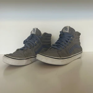 Vans sneakers  - Snygga vans sneakers. De är i ganska bra skick förutom att ena skon har ett håll i sulan (kolla på sista bilden). Jag köpte det från Zalando. 