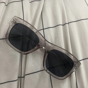 Chimis dupe, från Ur&penn. Solglasögon  - Ett par solglasögon från Ur&penn, typ aldrig använt. Köpte förra sommaren, säljer pågrund av att jag inte passar i de. Pris kan diskuteras🫶🏻