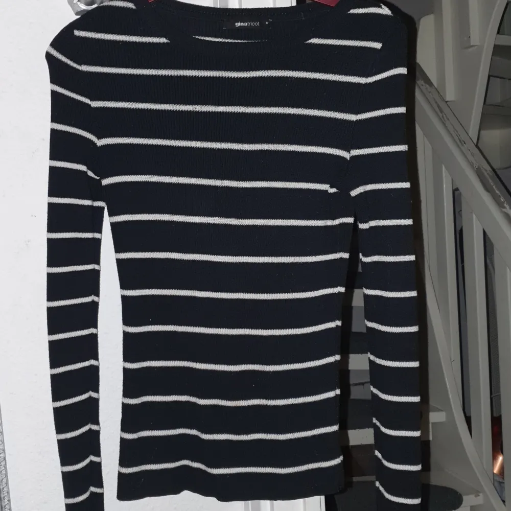 Randig tröja från Gina storlek M i använt skick marinblå med vita ränder. Stickat.