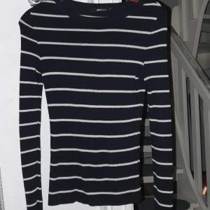 Randig tröja från Gina storlek M i använt skick marinblå med vita ränder