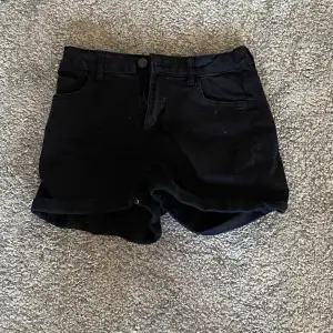 Svarta vanliga shorts från Lindex, säljer då dom inte kommer till användning, sparsamt använda. Stora i storleken. Fler bilder skickas vid intresse!🤗 (priset är + frakt)