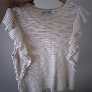 Stickad topp - Stickad créme färgad topp från Carin Wester.