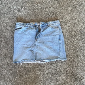 Jeanskjol - Fin jeanskjol som är köpt i Berlin som jag tyvärr växt ur. Fler bilder skickas vid intresse!🤗 (priset är + frakt)