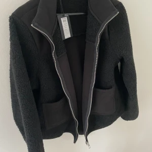 Teddyjacka  - Helt ny teddyjacka, aldrig använd. Liten i storlek mer som M/L. Nypris 550:- 