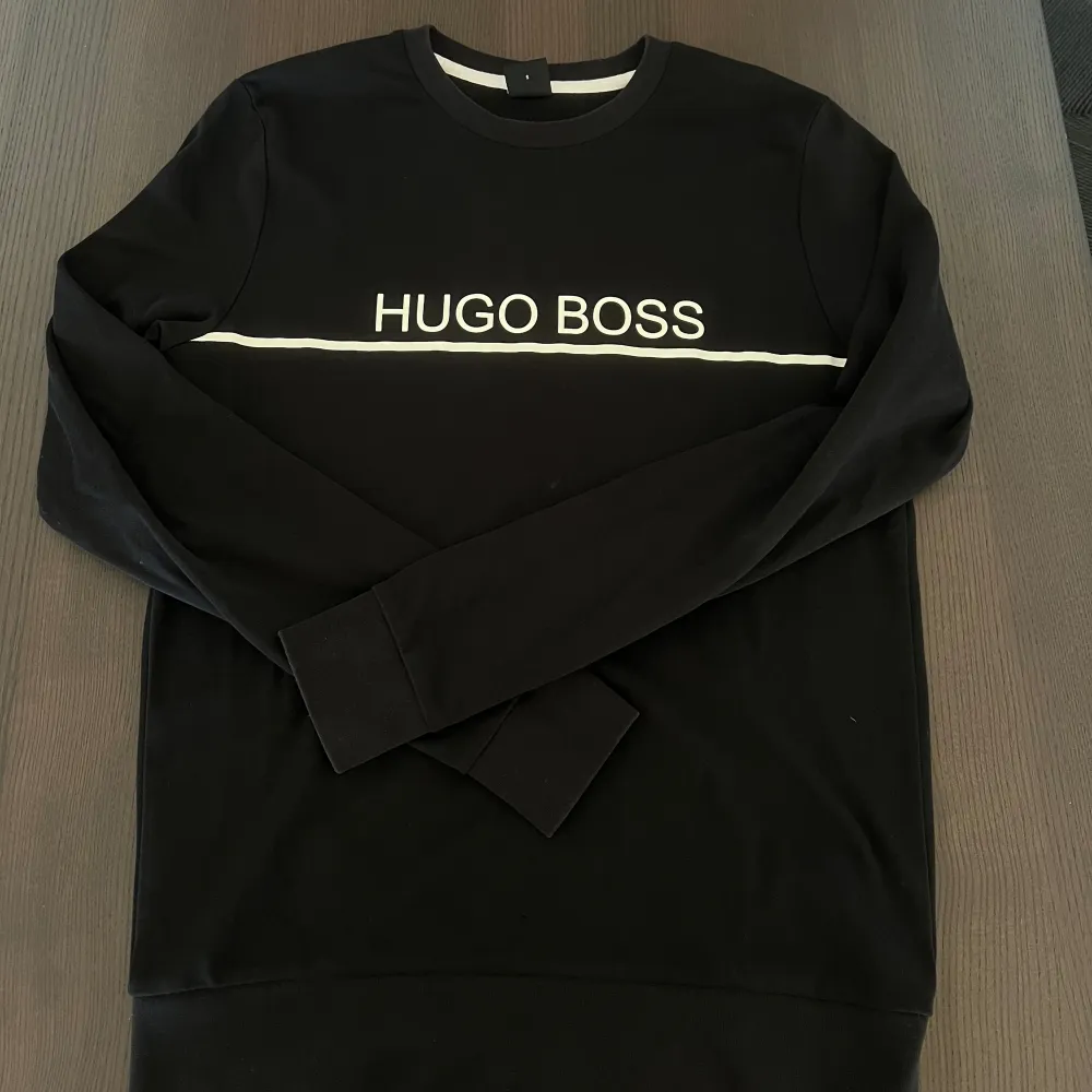 Tunn sweatshirt från Hugo Boss, köpt på deras affär.  Väldigt bra strechtig material.  Använd några gånger, därav priset. Cond: 7/10 Storlek S . Hoodies.