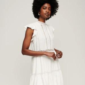 Studentklänning  - Vit studentklänning från superdry. Jättefin klänning som är slutsåld på zalando. Inte använd alls och lappen finns kvar, säljer för att jag valde en annan❤️ köptes för ca 900