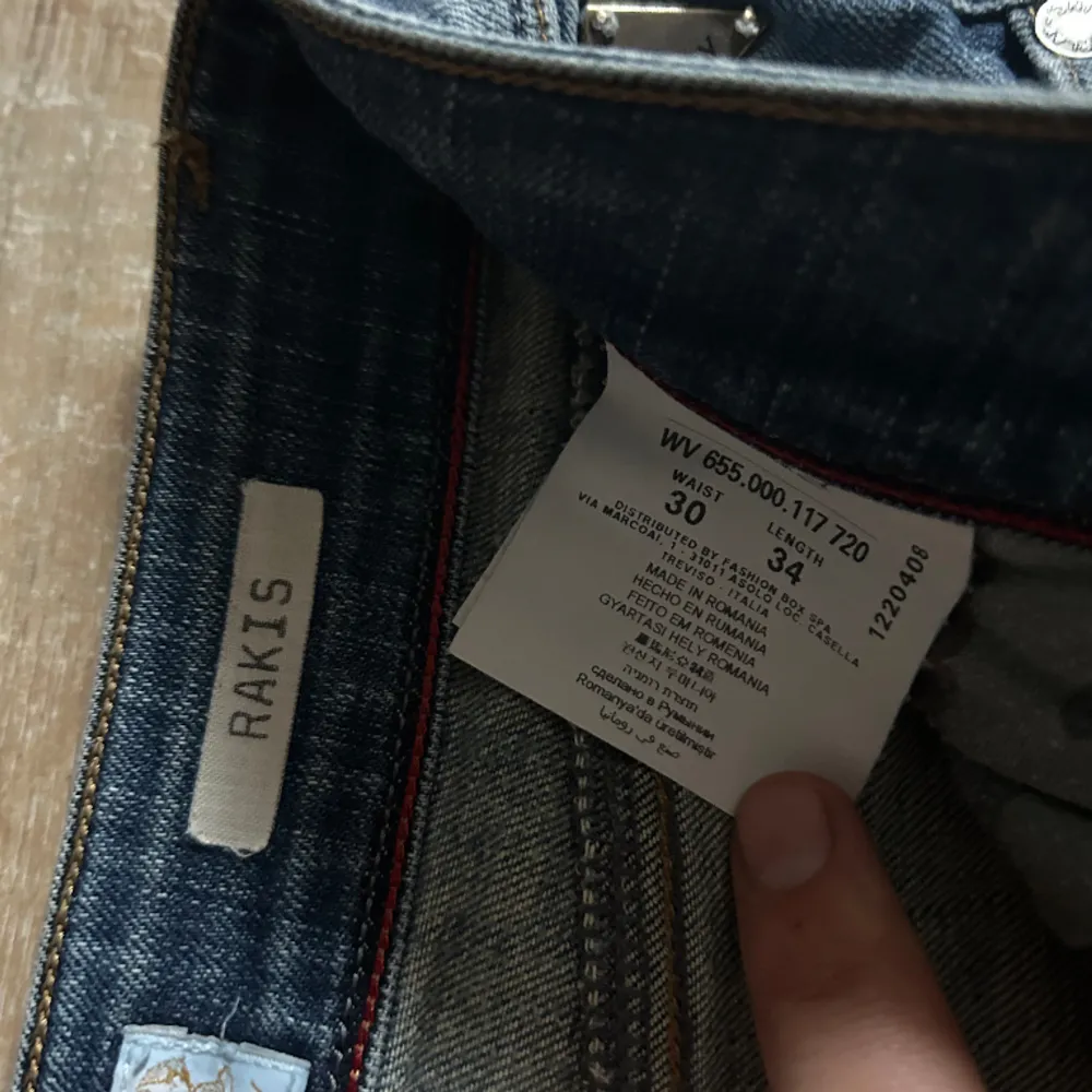 Ett par jeans i absolut topp skick. Nypriset på dessa jeans ligger på runt 1000kr. Längden på byxorna är 102cm och midjan 37cm jämför gärna med ett par egna och sen är det fritt fram att använda ”köp nu”.. Jeans & Byxor.