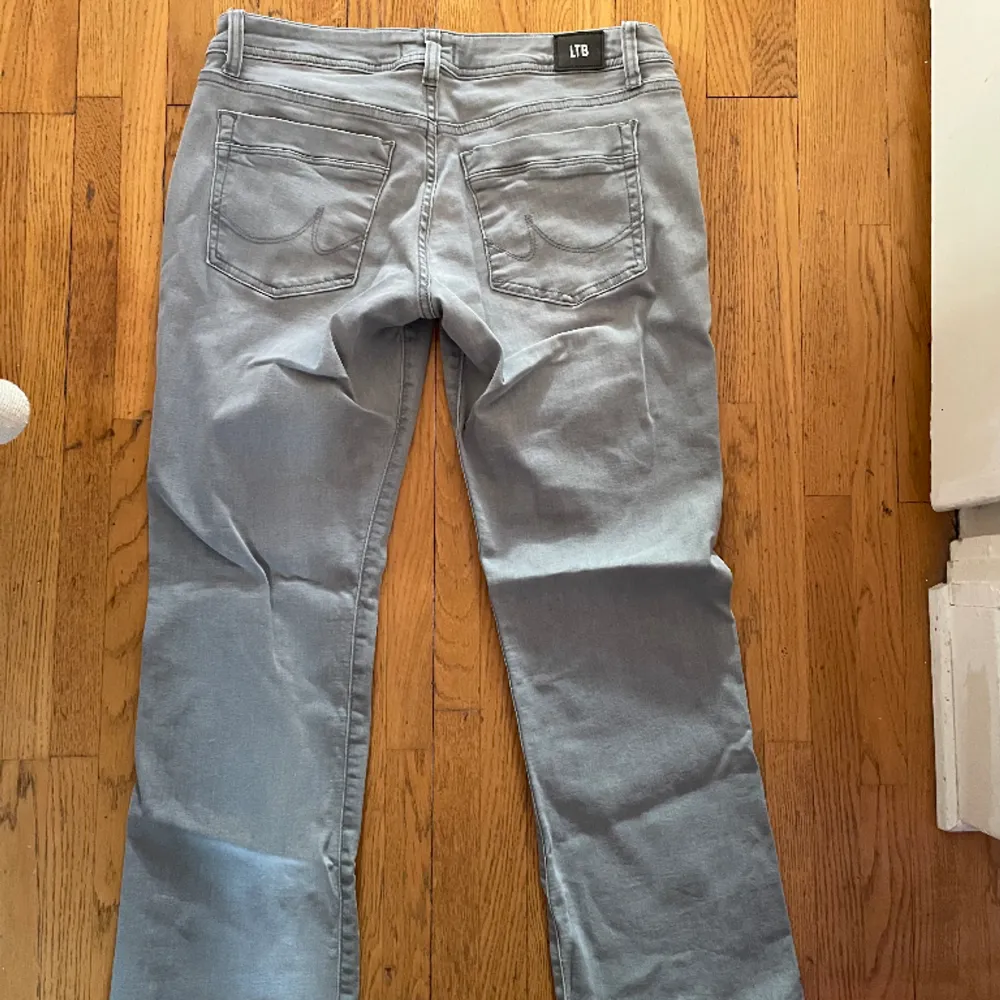 Hej! Jag säljer mina LTB jeans då de är för stora för mig. De är som nya då jag använt de 2-3 gånger bara, finns inga hål eller skada på byxorna. Är 163cm. Pris kan även diskuteras💕(Dessa Ltb jeans är större i modellen). Jeans & Byxor.