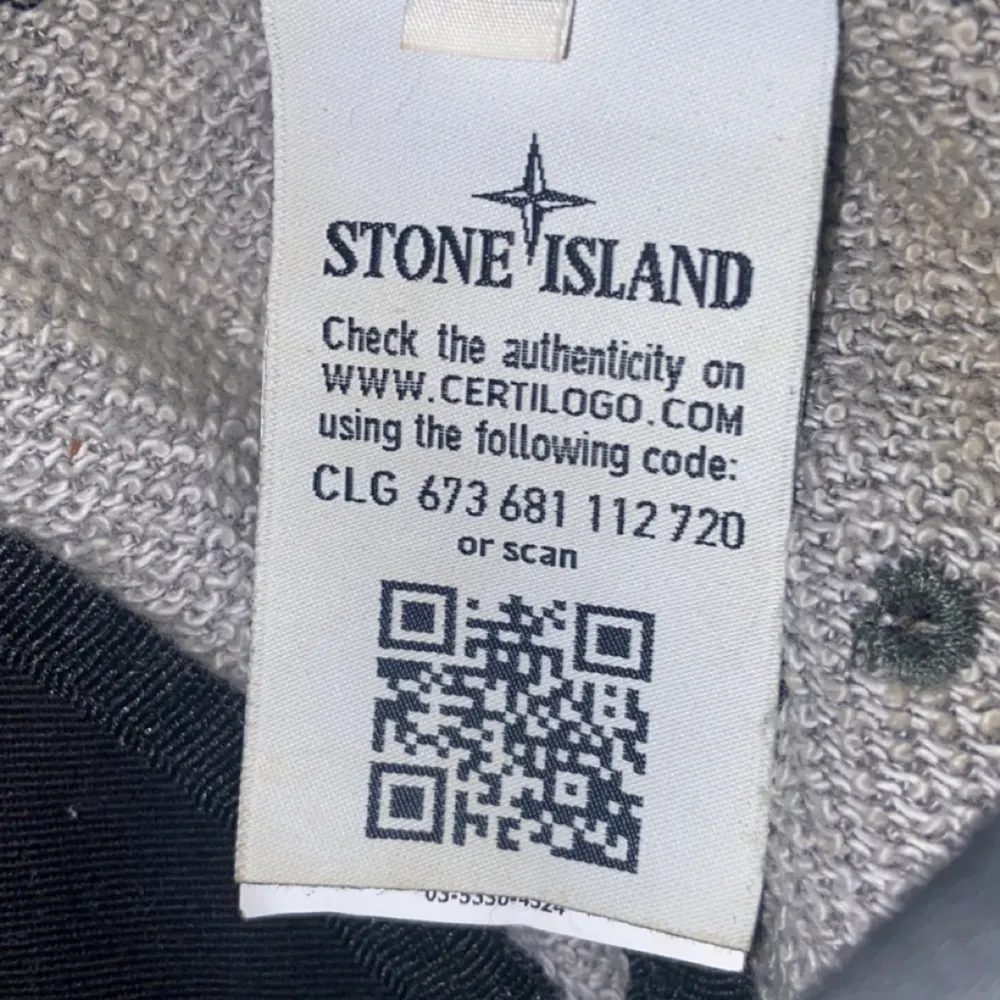 Schysst militär grön stone island keps! Skicket är bra, inte använd mycket. Skriv för fler bilder eller frågor!. Accessoarer.