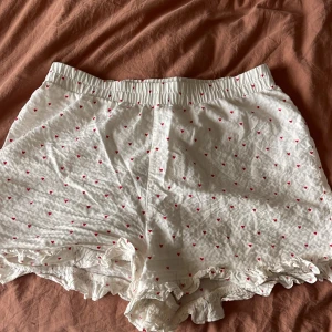 Shorts med hjärtan  - Söta shorts med hjärtan på, använt flitigt! 🩷