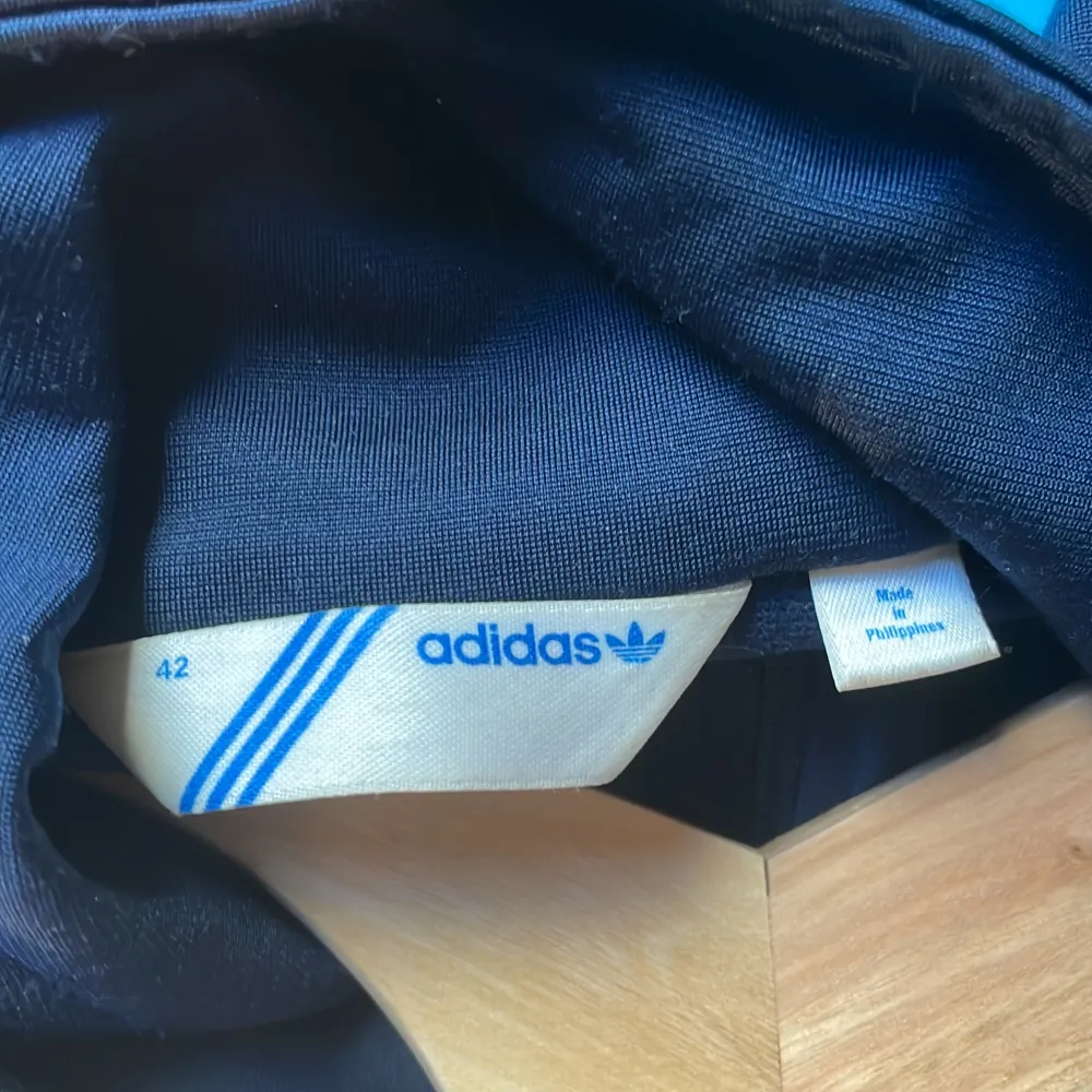 Secondhand köpt Adidaskofta mörkblå/ljusblå. Bra passform och bra skick  Kom privat för mer info🫶🏼. Hoodies.