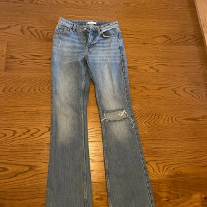 Jeans  - Säljer dessa jeans från Gina då dom börja bli lite för små. Dom har håll på inna knät och är bootcut. Men Dom har inga defekter och är i bra skick, köpte dom för 499kr//skriv ifall ni har några frågor 