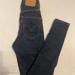 Jeans  - Snygga slim Levis i fin färg. 