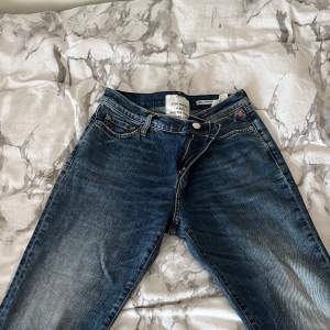 Raka mörkblåa jeans ifrån replay i modellen julye. Min mammas gamla som jag säljer då de ej passar längre. Köpta på jeans bolaget förr förra året för ca 1600. Toppen skick så de är använda fåtal gånger