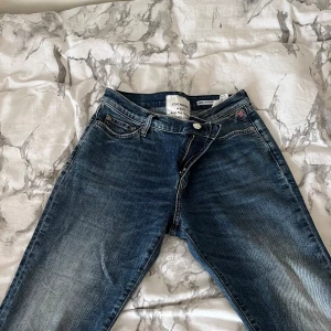 Jeans - Raka mörkblåa jeans ifrån replay i modellen julye. Min mammas gamla som jag säljer då de ej passar längre. Köpta på jeans bolaget förr förra året för ca 1600. Toppen skick så de är använda fåtal gånger