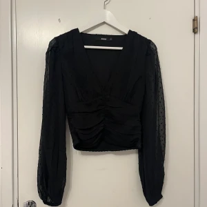 Svart blus - Säljer denna jättefina blus då den tyvärr har blivit för liten💕Jättebra skick