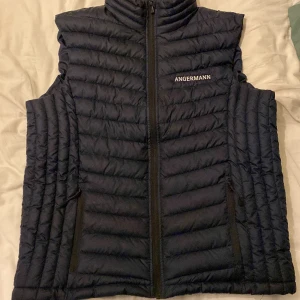 Väst - Hej!  Säljer en väst stl L  Aldrig använt 