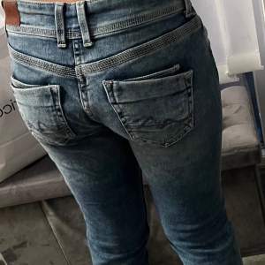 modell ”holly straight jeans” inga defekter, använda 5 gånger max känns som low waist men står mid waist.