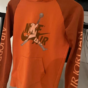 Air Jordan tröja  - Knappt använd tröja sick 9/10 köpt för runt 800 kr åtminstone. Säljer varan då det ej kommer till användning. Pris kan diskuteras 
